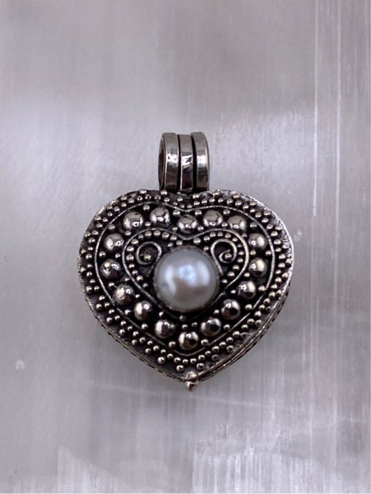 S.S. Pearl Heart Poison Necklaces