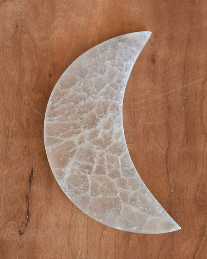 Check out our crystal shop in San Diego with Selenite decor such as lamps, bowls, candle holders and more! 
At Pacific Beads, we carry crystals in a wide variety of forms. Find Selenite geodes, Selenite housewares, Selenite carvings, and designer Selenite jewelry so that you can enjoy its healing properties in the way that best suits you and your lifestyle. The best part? You can shop crystals wholesale, meaning there is always something within your budget!